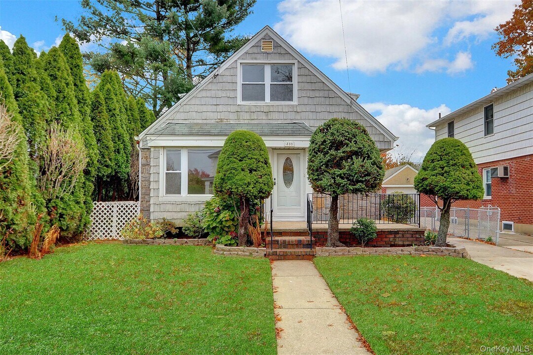 330 Harvard Rd in Garden City, NY - Building Photo