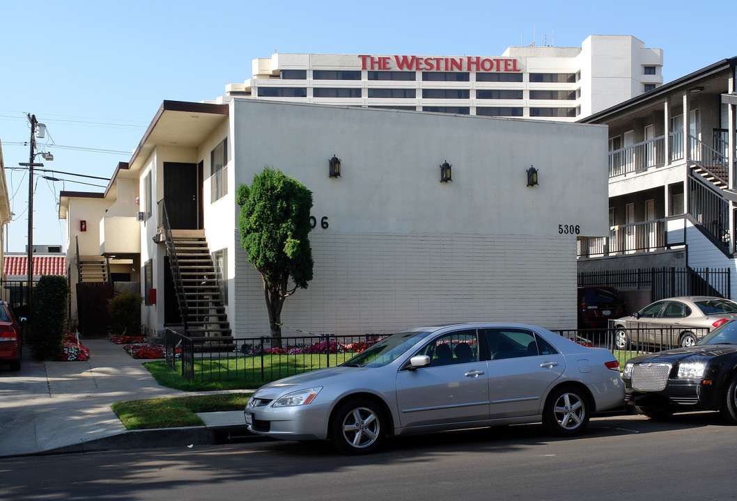 5306 W 99th Pl in Los Angeles, CA - Building Photo