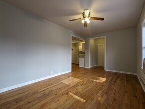 3732 N Pine Grove Ave, Unit 3720.5-1E in Chicago, IL - Foto de edificio - Building Photo