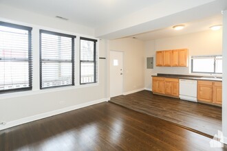 4655 N Lincoln Ave, Unit 2 in Chicago, IL - Building Photo - Building Photo