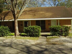 609 Sunset Ln in Alvin, TX - Building Photo