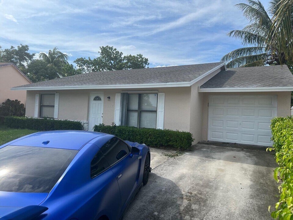 7355 Pinedale Dr in Boynton Beach, FL - Building Photo