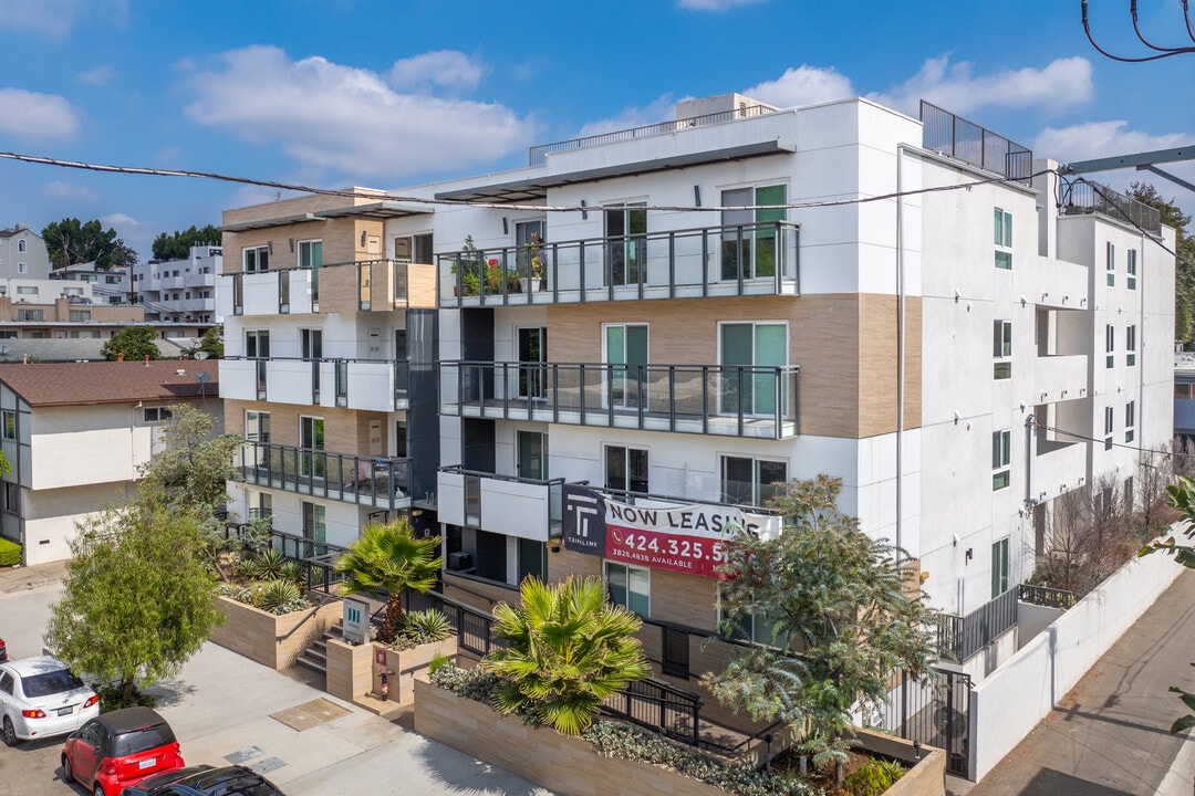1450 S Barrington Ave in Los Angeles, CA - Foto de edificio