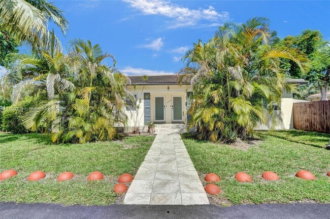 12055 NE 9th Ave in Biscayne Park, FL - Foto de edificio - Building Photo