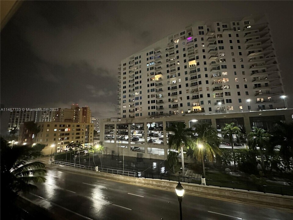 453 SW 2nd St, Unit 53 SW 2nd St # 402D in Miami, FL - Foto de edificio