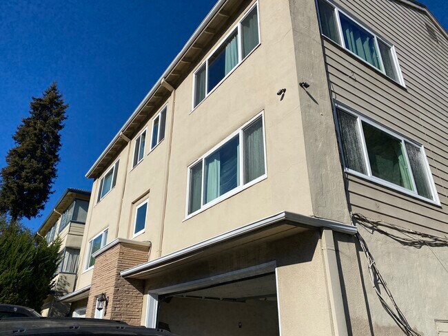 2200 Mountain Blvd in Oakland, CA - Building Photo - Building Photo