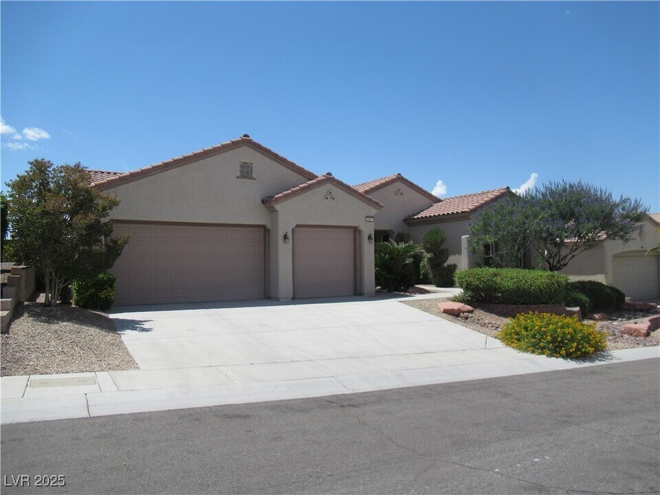 2091 Clearwater Lake Dr in Henderson, NV - Building Photo