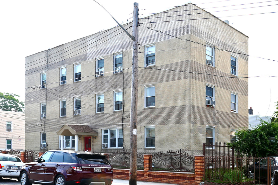 212-42 94th Ave in Queens Village, NY - Building Photo