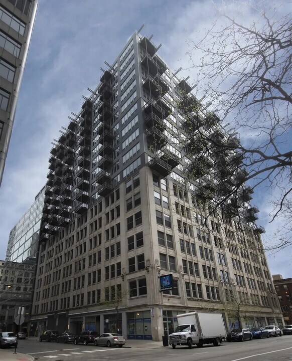 565 W Quincy St, Unit 1804 in Chicago, IL - Building Photo