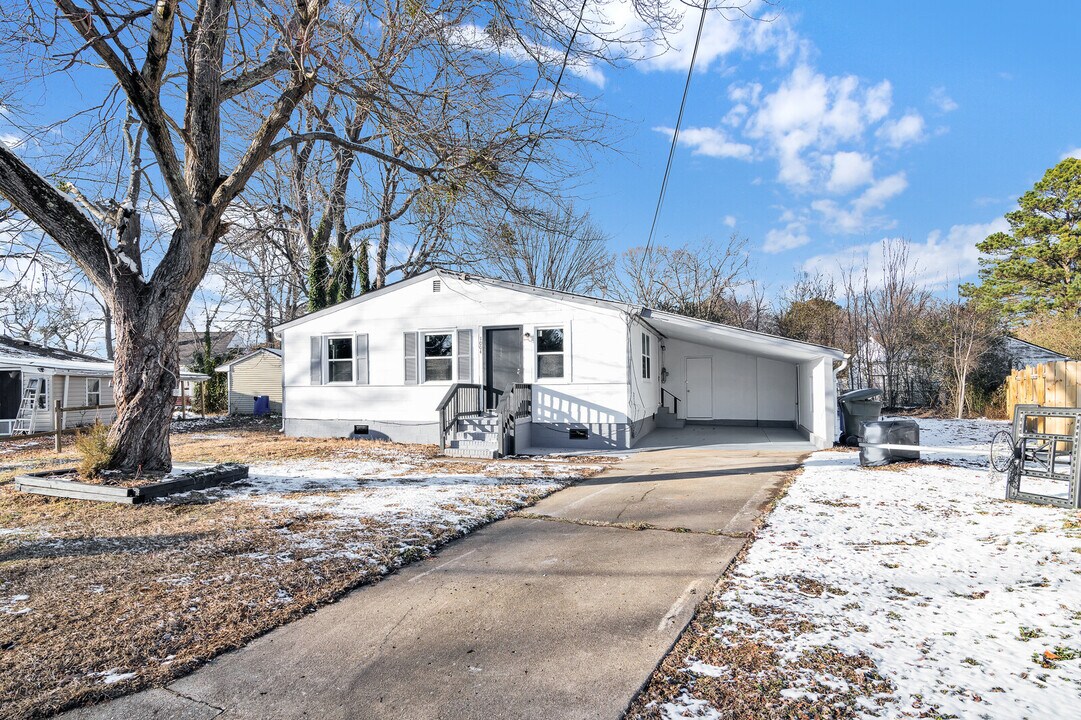 1004 E Russell Ct in Newport News, VA - Building Photo