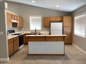 1108 Oakwood Ln in Rosamond, CA - Building Photo - Building Photo