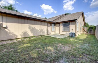 8122 West Gate Blvd in Austin, TX - Building Photo - Building Photo