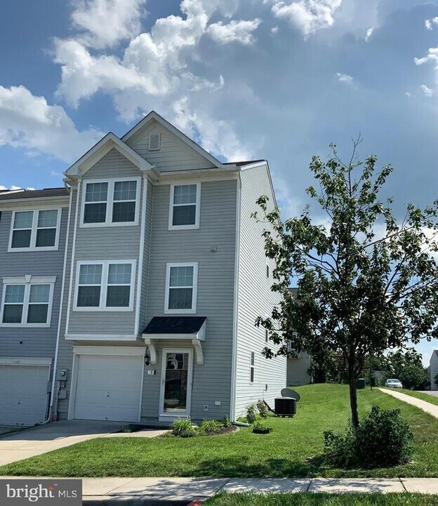 8 Wayside Ct in Falling Waters, WV - Building Photo