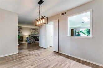9625 Highland View Dr in Dallas, TX - Building Photo - Building Photo
