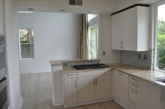 6135 Glenchester Row in San Diego, CA - Building Photo - Building Photo