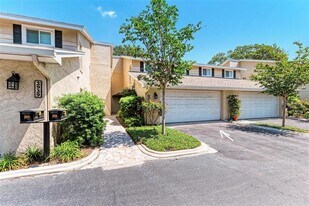 2927 W Gandy Blvd in Tampa, FL - Building Photo