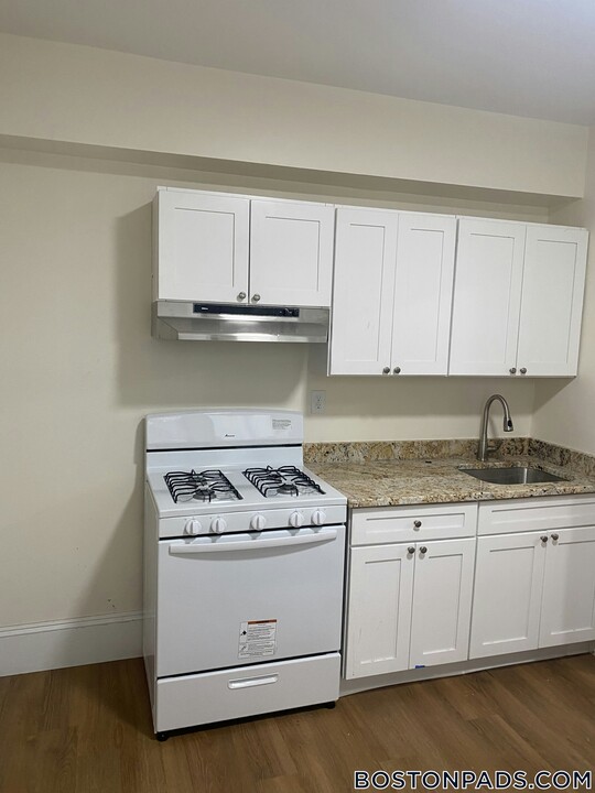 885 Massachusetts Ave in Cambridge, MA - Building Photo