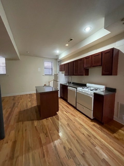 3517 N Racine Ave, Unit 3519-E2 in Chicago, IL - Building Photo