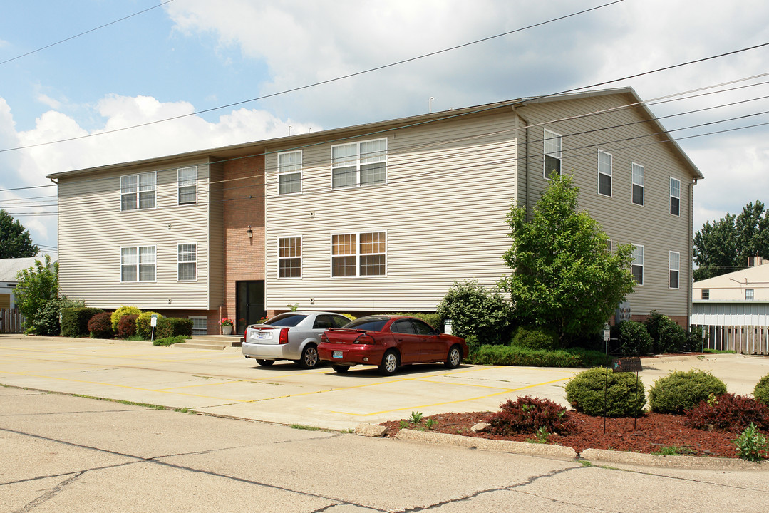 Clement Court in Parkersburg, WV - Foto de edificio