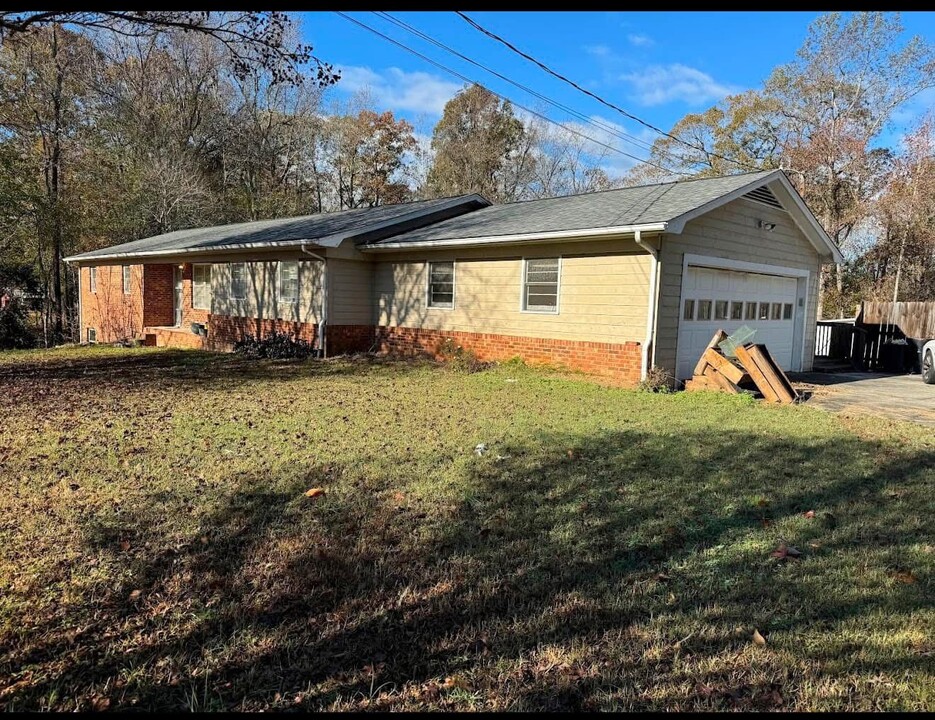 327 Carroll Cir in Thomasville, NC - Building Photo