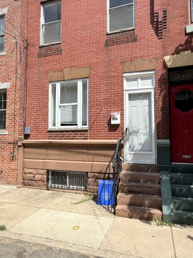 2517 S Carlisle St in Philadelphia, PA - Building Photo - Building Photo