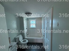 629 W 10th St in Newton, KS - Building Photo - Building Photo