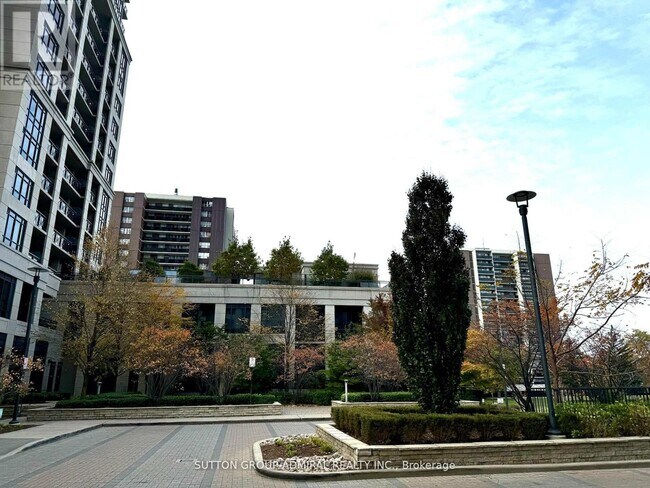 2 Eva Rd in Toronto, ON - Building Photo - Building Photo