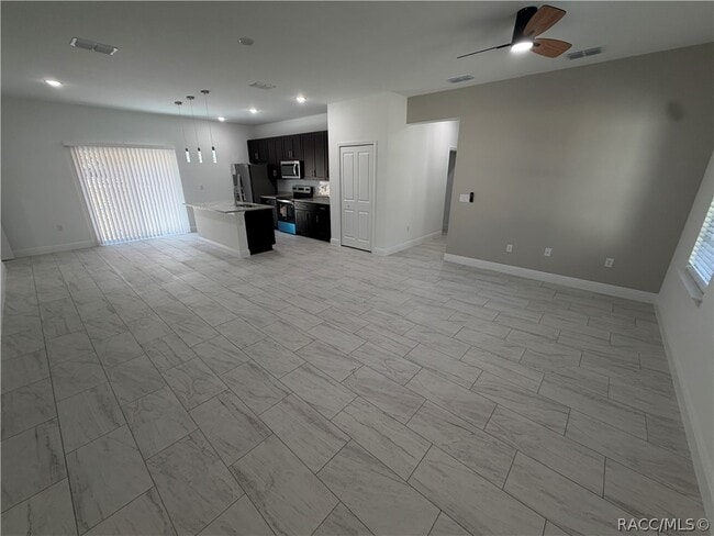 8587 N Spikes Way in Citrus Springs, FL - Building Photo - Building Photo