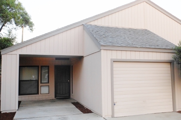 Cornerstone Realty in Clovis, CA - Foto de edificio - Building Photo