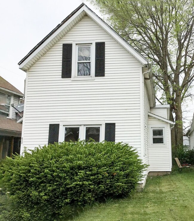 property at 318 E 9th St