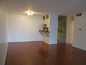 15344 Weddington St, Unit 216 in Sherman Oaks, CA - Building Photo - Building Photo