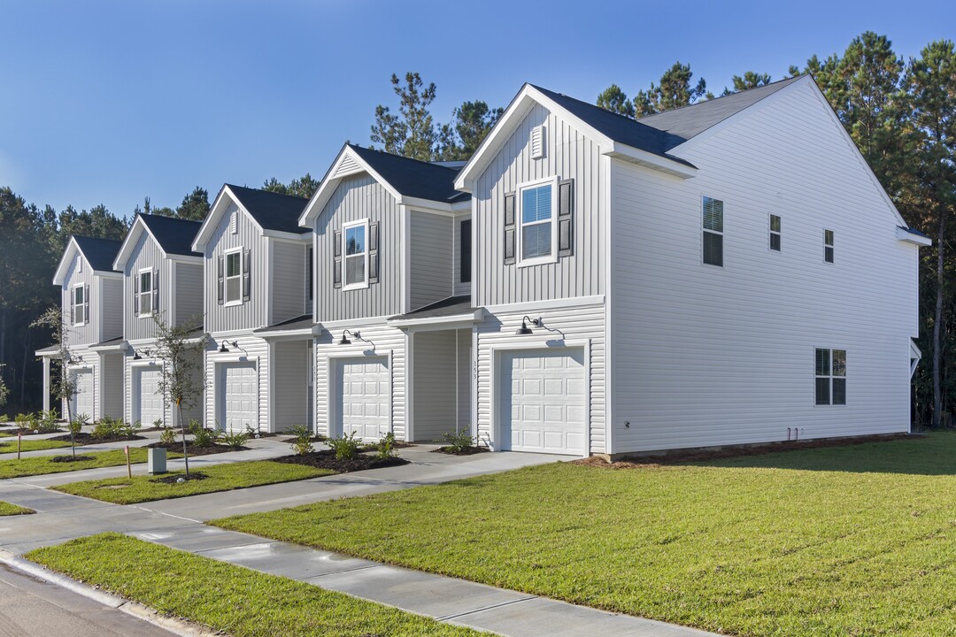 Creekside in Guyton, GA - Foto de edificio