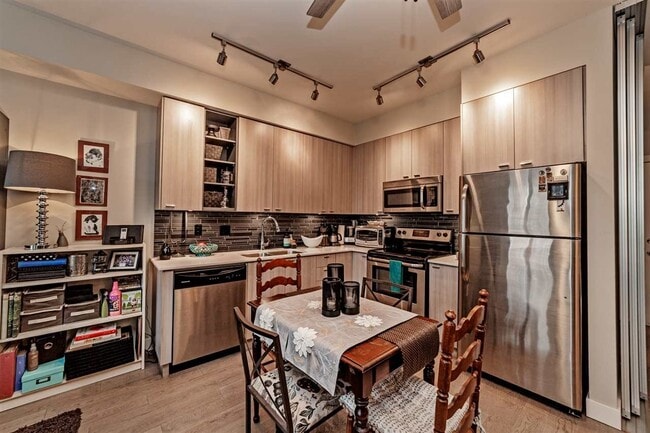 3080-3080 Gladwin Rd in Abbotsford, BC - Building Photo - Building Photo