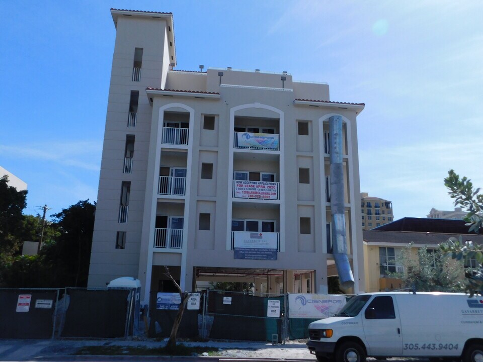 120 Salamanca Ave in Coral Gables, FL - Building Photo