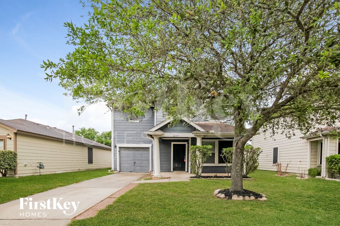8115 Villandry Ln in Humble, TX - Foto de edificio