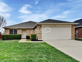 1041 McKavett Dr in Burleson, TX - Building Photo