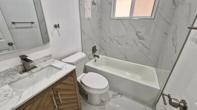 1825 Scott St, Unit 1827 in Hollywood, FL - Foto de edificio - Building Photo