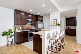 2491 Purdue Ave in Los Angeles, CA - Foto de edificio - Building Photo
