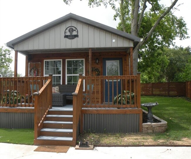 859 E Glenn St in Bellville, TX - Building Photo - Building Photo