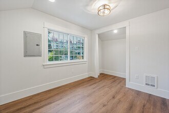 1001 N 49th St in Seattle, WA - Building Photo - Building Photo