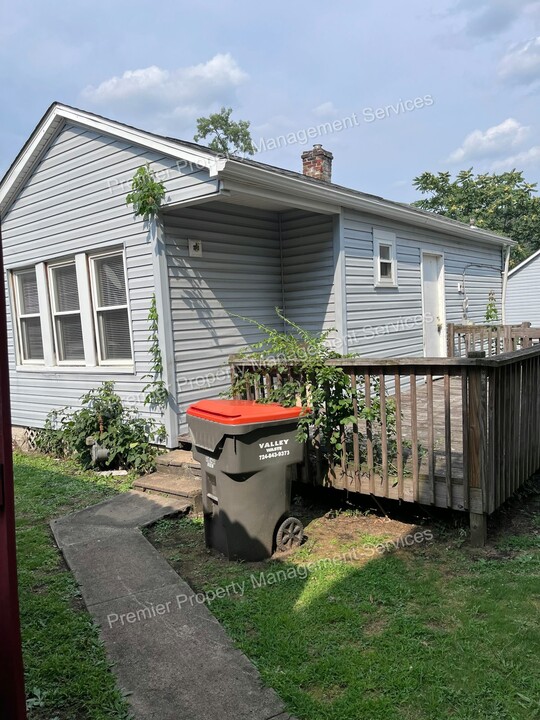 2008 7th Ave-Unit -Middle in Beaver Falls, PA - Building Photo