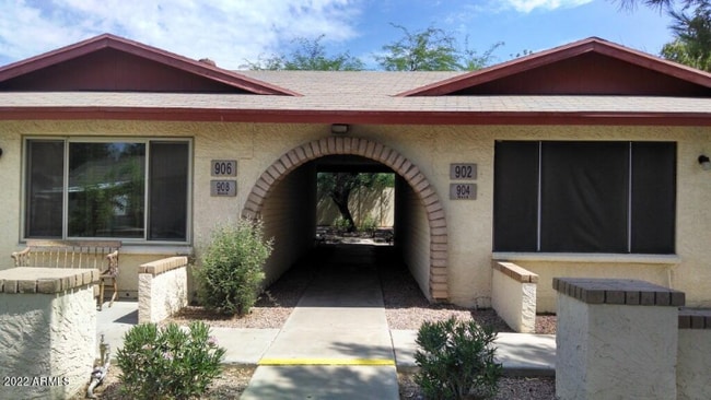 property at 904 W Malibu Dr