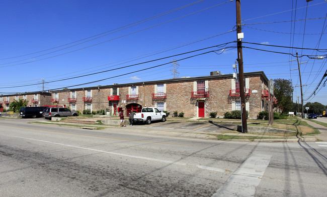 La Hacienda Apartments in Houston, TX - Building Photo - Building Photo