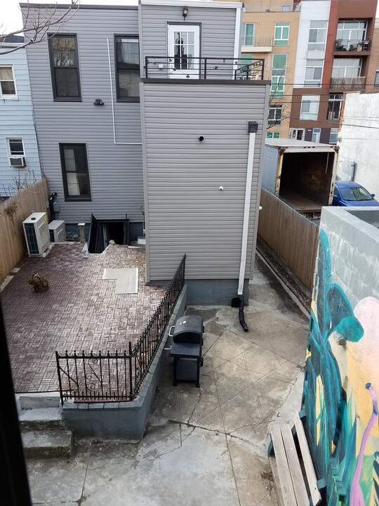 118 Kingsland Ave, Unit Apt 4 in Brooklyn, NY - Building Photo
