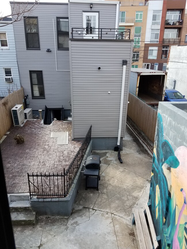118 Kingsland Ave, Unit Apt 4