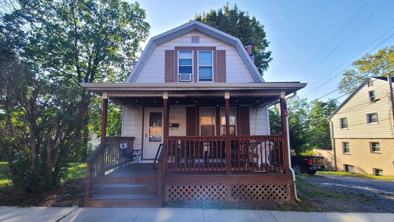 134 E Hamilton Ave in State College, PA - Building Photo