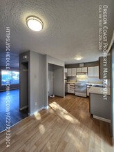 131 Ainslee Ave in Depoe Bay, OR - Building Photo - Building Photo