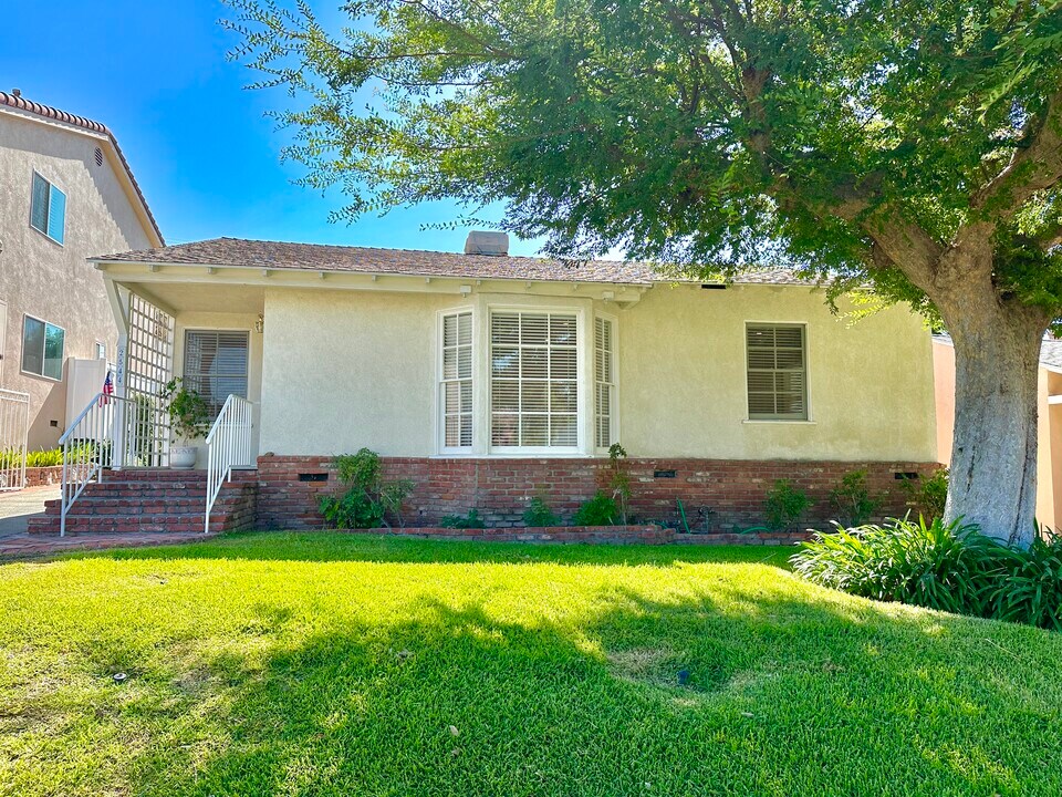 2544 N Keystone St in Burbank, CA - Building Photo
