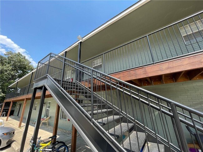 884 W Holly St in Fayetteville, AR - Building Photo - Building Photo