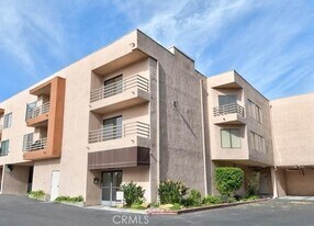 6815 Remmet Ave, Unit 222 in Los Angeles, CA - Building Photo